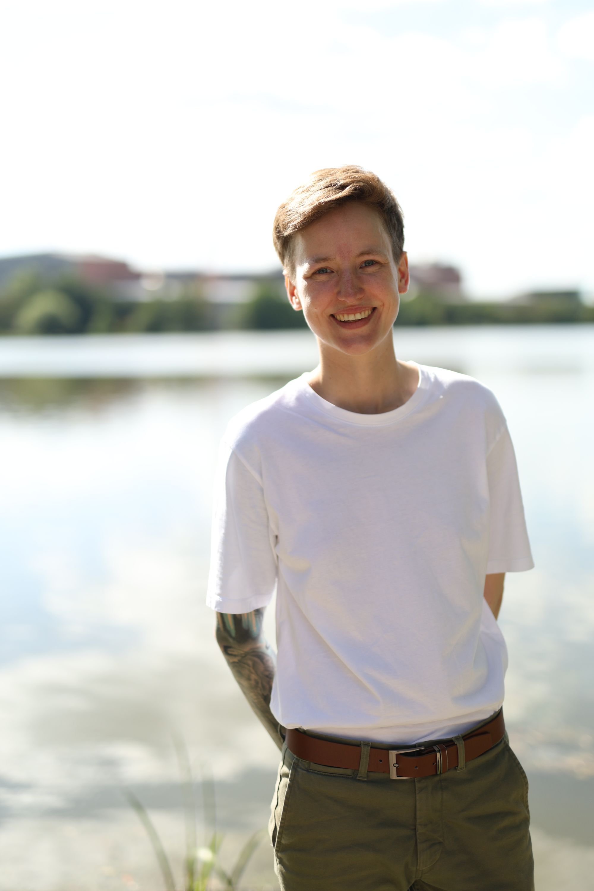 Rebecca Lenhard steht vor dem Dutzendteich in Nürnberg und lächelt in die Kamera.