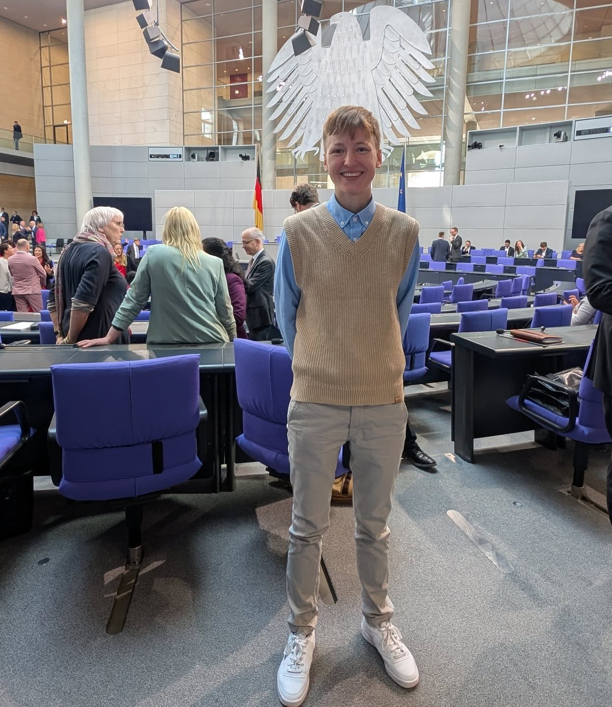 Foto von Rebecca Lenhard im Plenarsaal des Deutschen Bundestages.